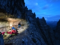 07__Escursionisti fanno un bivacco in una grotta della grande guerra sul Monte Paterno