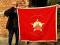 03_Cecco Bellosi con la bandiera della 52esima Brigata Garibaldi
