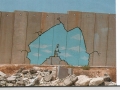 Banksy_ pittura su muro costruito lungo il perimetro della Cisgiordania