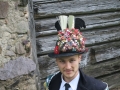 07_Kronz_tipico cappello fiorito dei coscritti mocheni